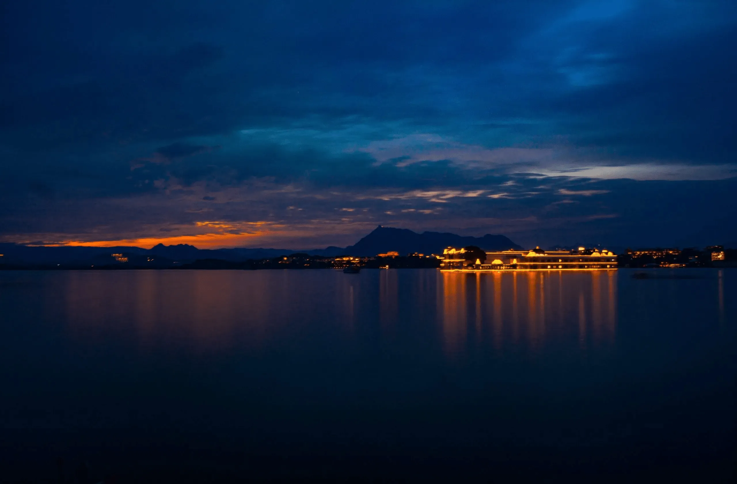 Lake Pichola at dusk in Udaipur